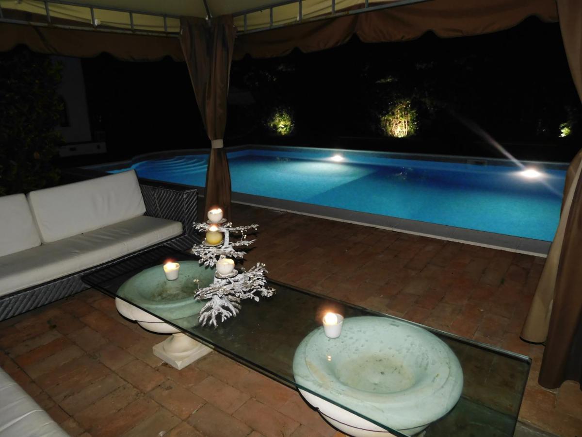 Appartamento Con Piscina Immersa Nel Verde Cascina Bagian luar foto