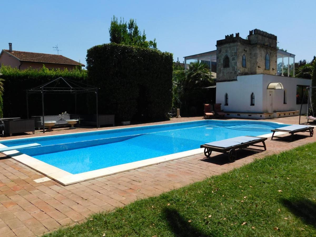 Appartamento Con Piscina Immersa Nel Verde Cascina Bagian luar foto